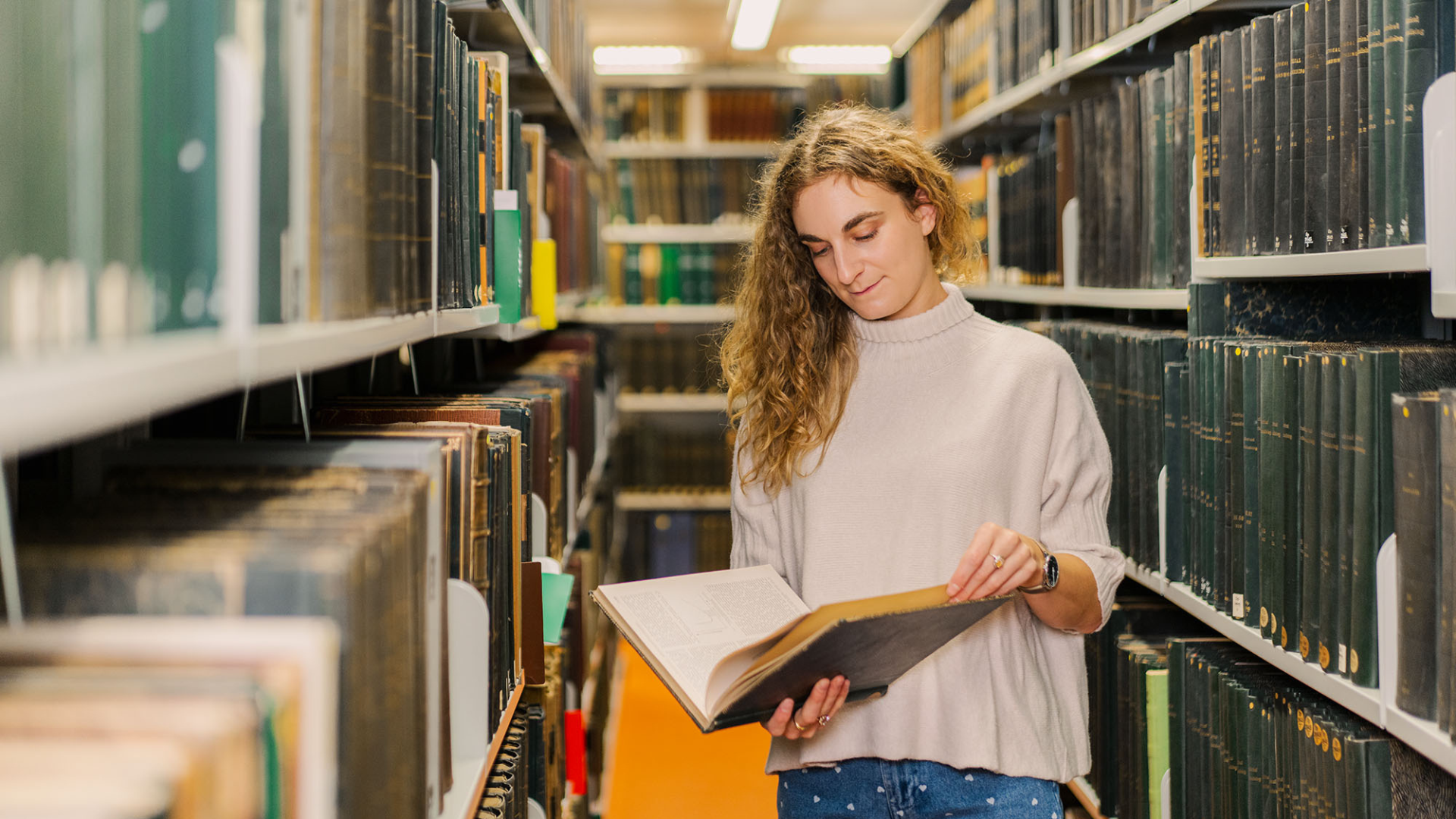 Frau stöbert in Zeitschrift