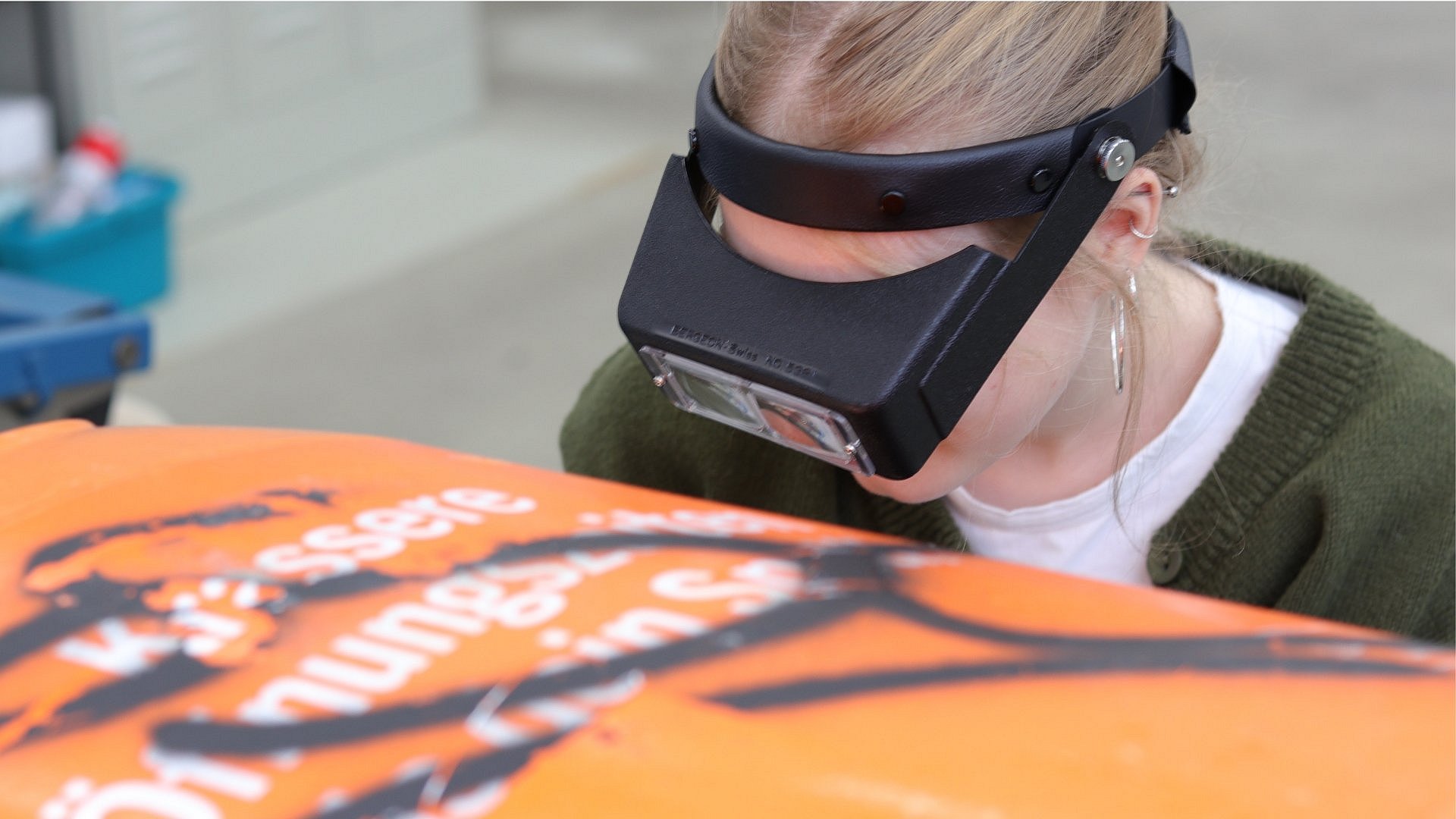 eine junge Frau mit obskurer Brille