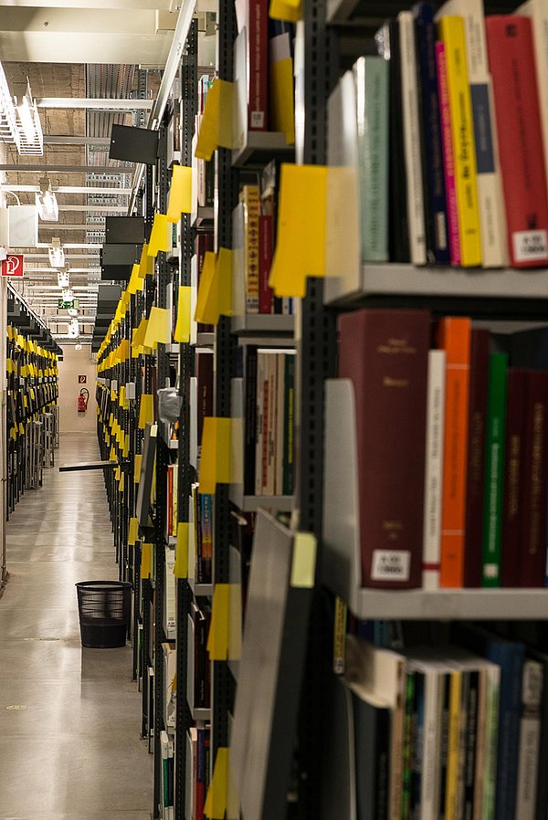 Magazin Blick in ein Bibliotheksmagazin am IAI
