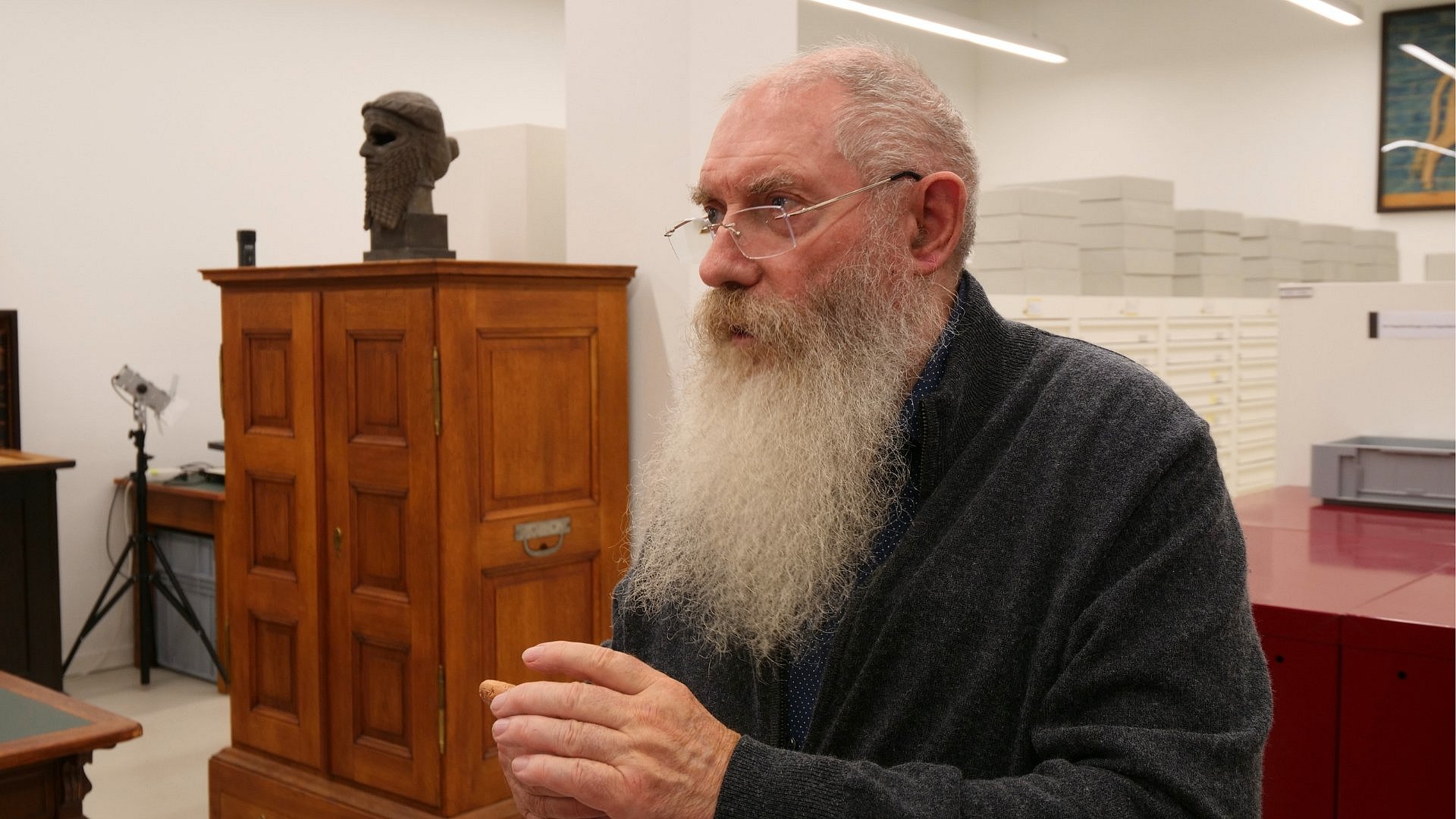 Mann im Museum