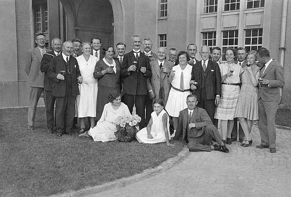 Historisches Foto einer Menschengruppe
