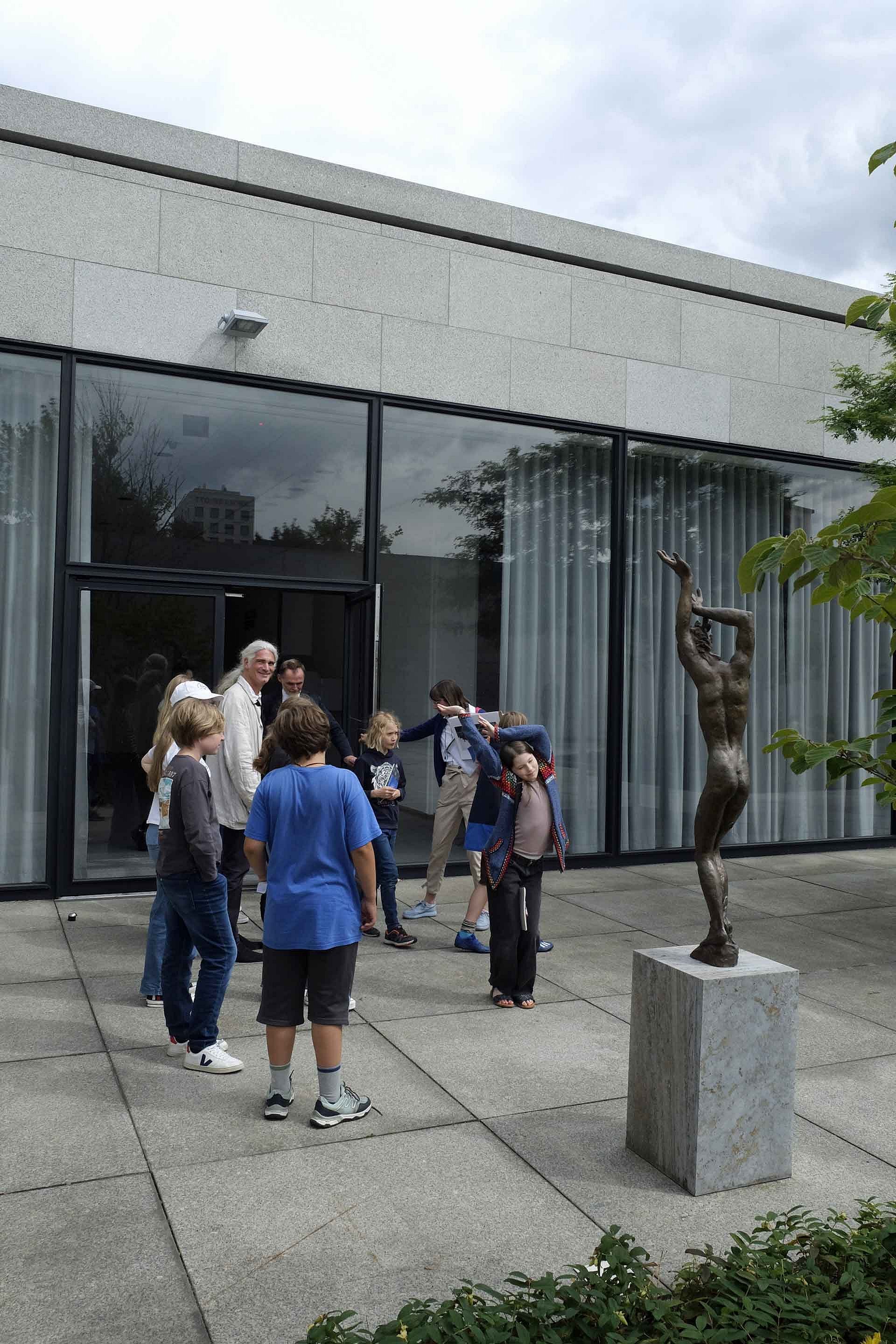 Personen im Skulpturengarten des Museums