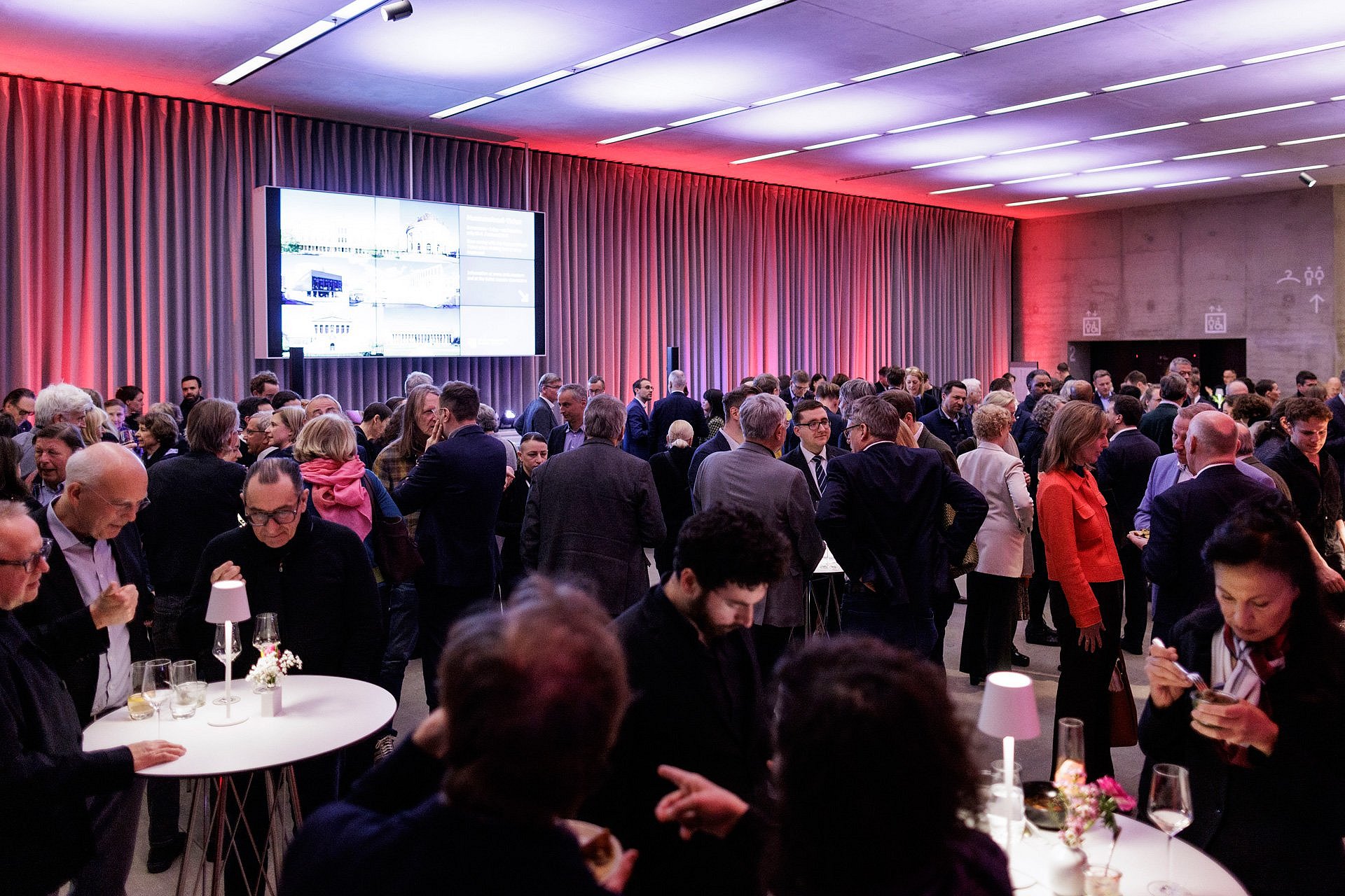 Personen beim Empfang in einem Foyer