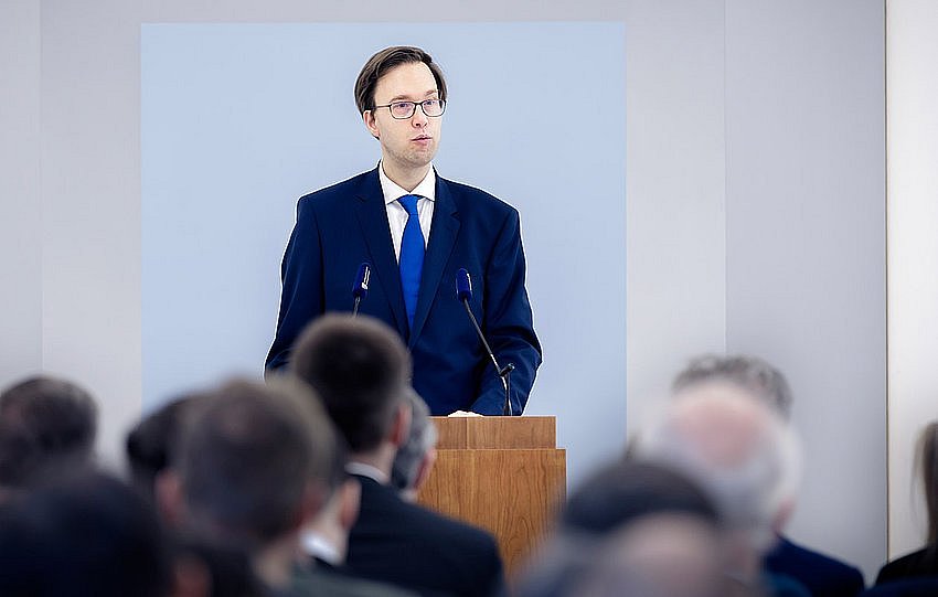 Mann hält eine Rede (öffnet Vergrößerung des Bildes)