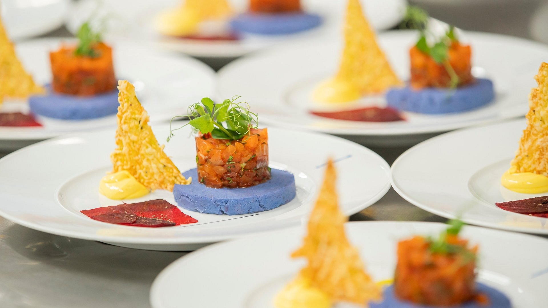 Teller mit Hors D'oeuvres in Spielzeugsegelschiffform