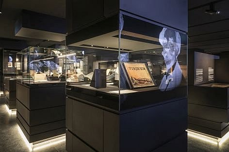 Dunkler Ausstellungsraum mit beleuchteten Vitrinen