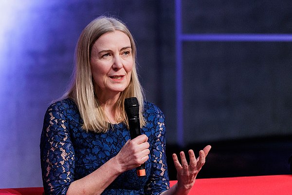 JE25 Frau auf Bühne