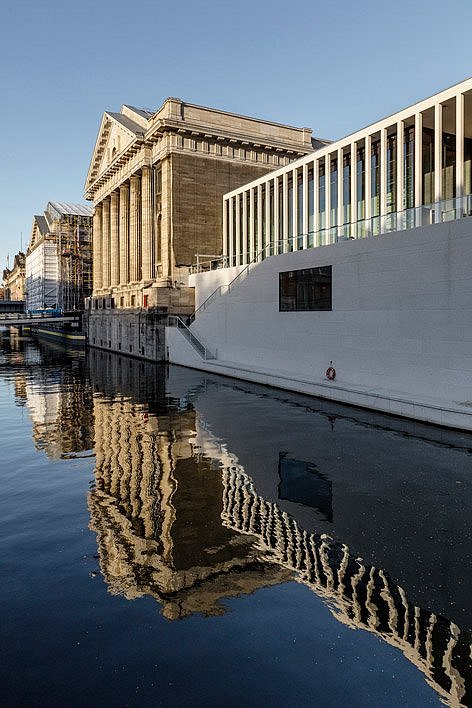 Blick auf ein modernes Gebäude an einem Fluss