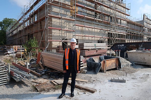 Klaus Biesenbach, Direktor der Neuen Nationalgalerie, im Sommer 2025 auf der Baustelle des berlin modern © SPK / Sven Stienen Klaus Biesenbach, Direktor der Neuen Nationalgalerie, im Sommer 2025 auf der Baustelle des berlin modern © SPK / Sven Stienen