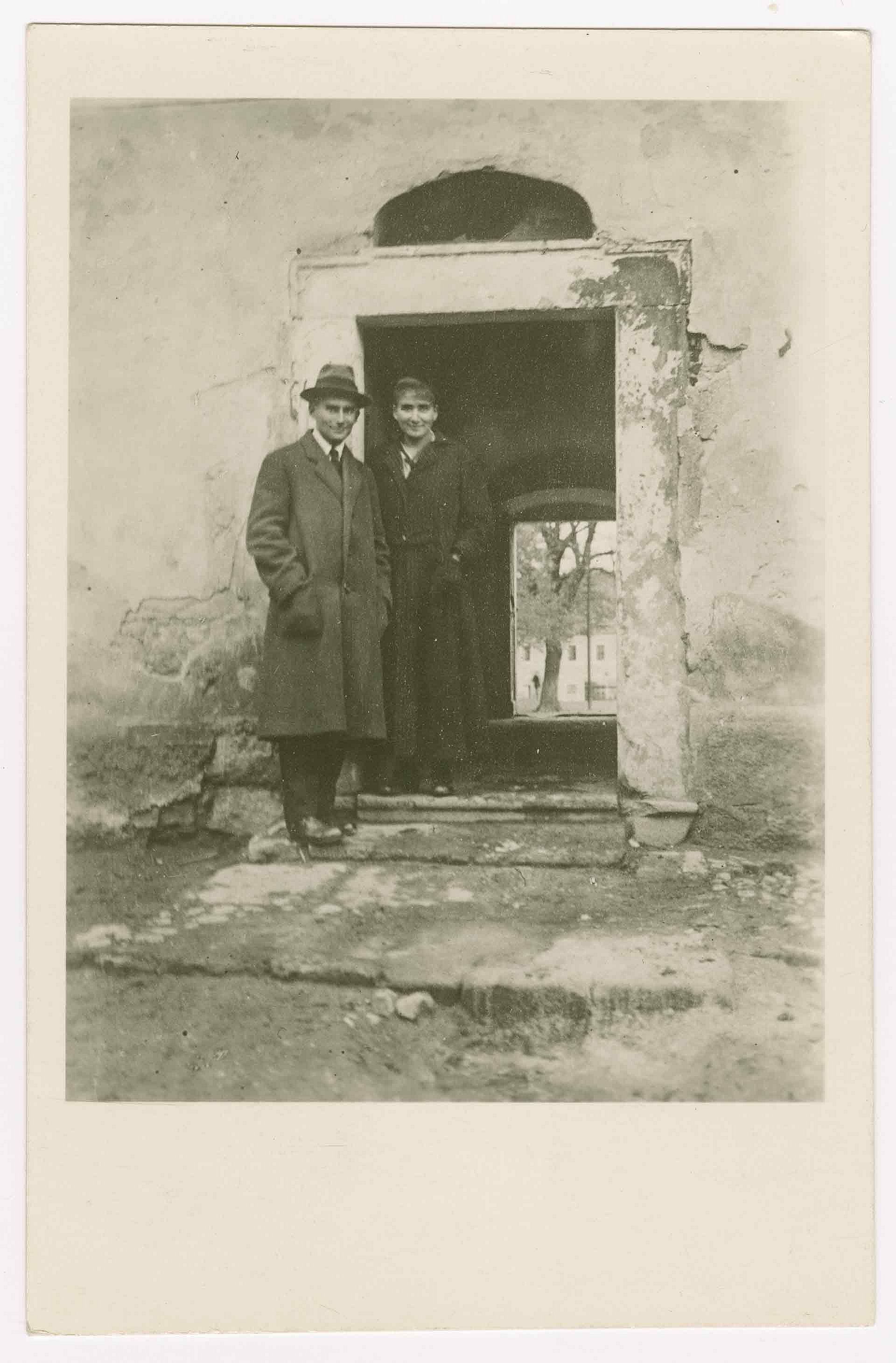 Historisches Foto von zwei Personen vor einem Haus (Schwarz-weiß)