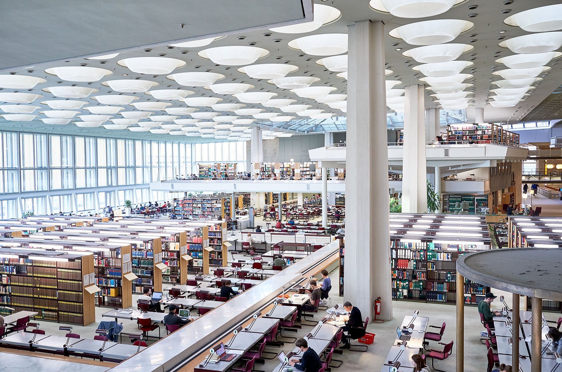 Blick in den Lesesaal einer modernen Bibliothek mit Oberlichtern