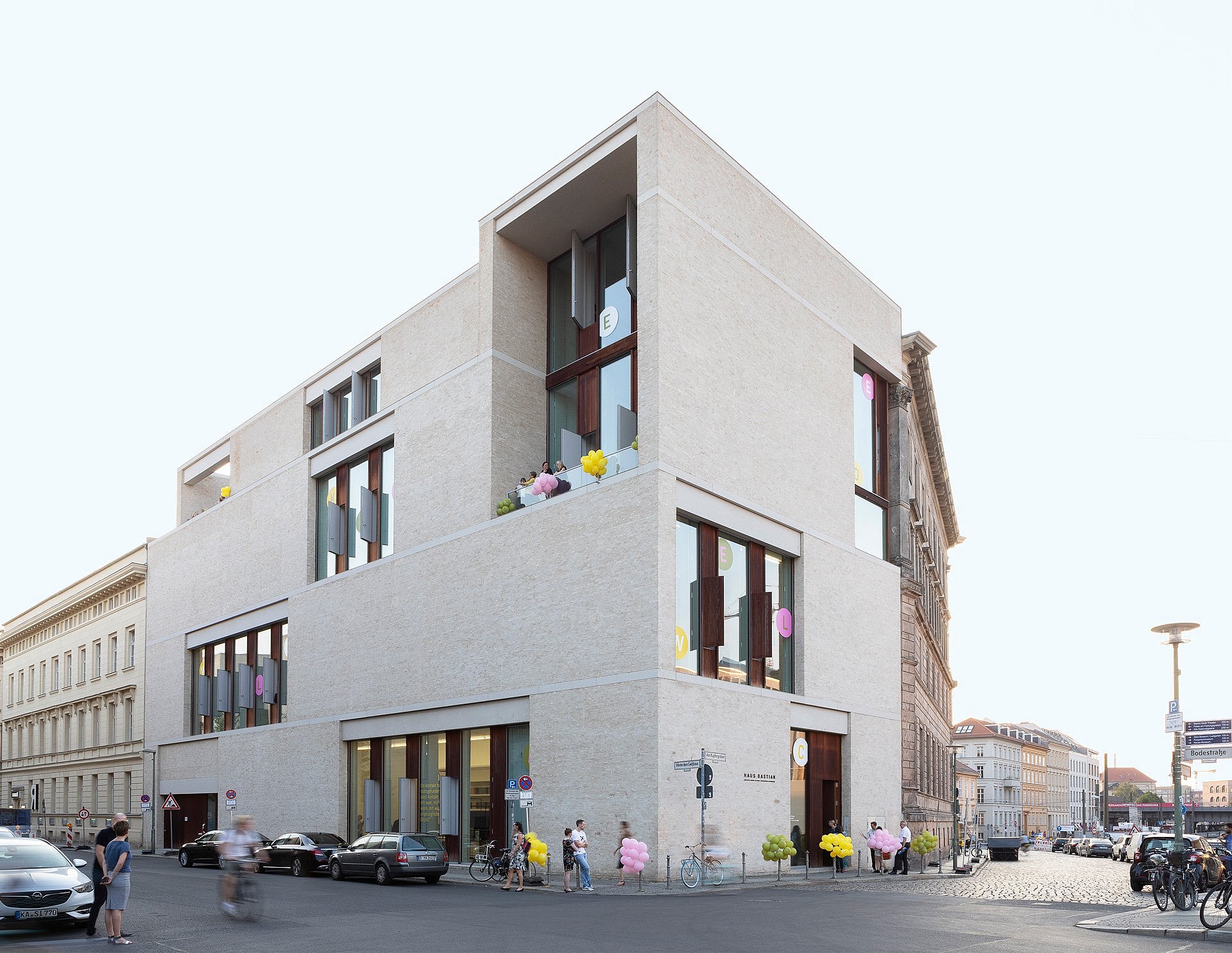 Modernes Gebäude auf der Berliner Museumsinsel