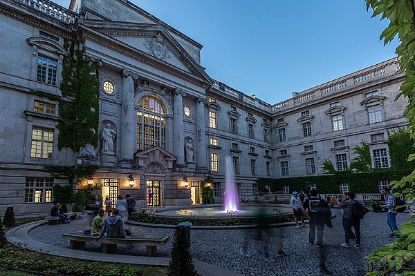 Stabi bei Nacht Innenhof eines monumentalen Gebäudes bei Nacht