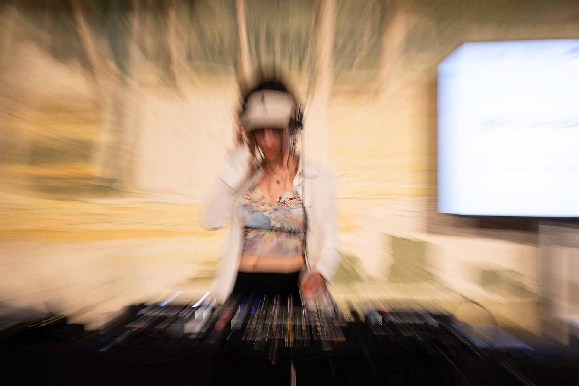 Geblurrtes Foto einer Frau hinter einem Mischpult