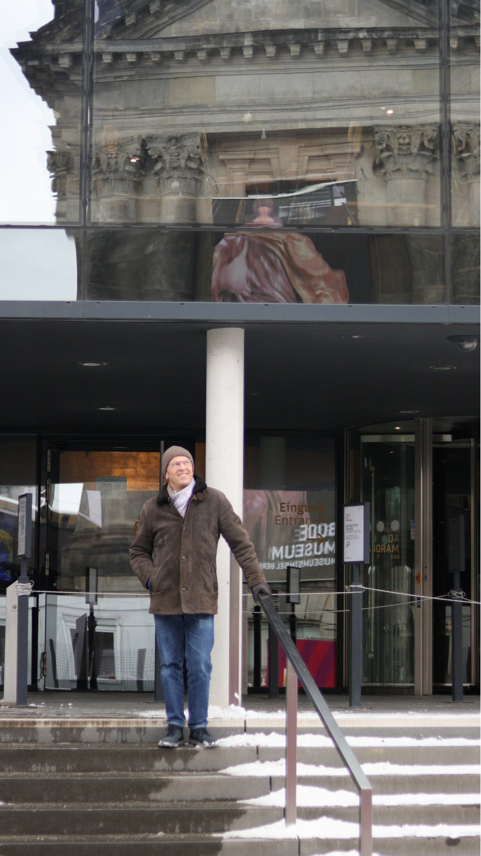 Johannes Höper vor dem temporären Ausstellungsgebäude „Pergamonmuseum. Das Panorama“ mit der Spiegelung des Bode-Museums in der Glasfassade
