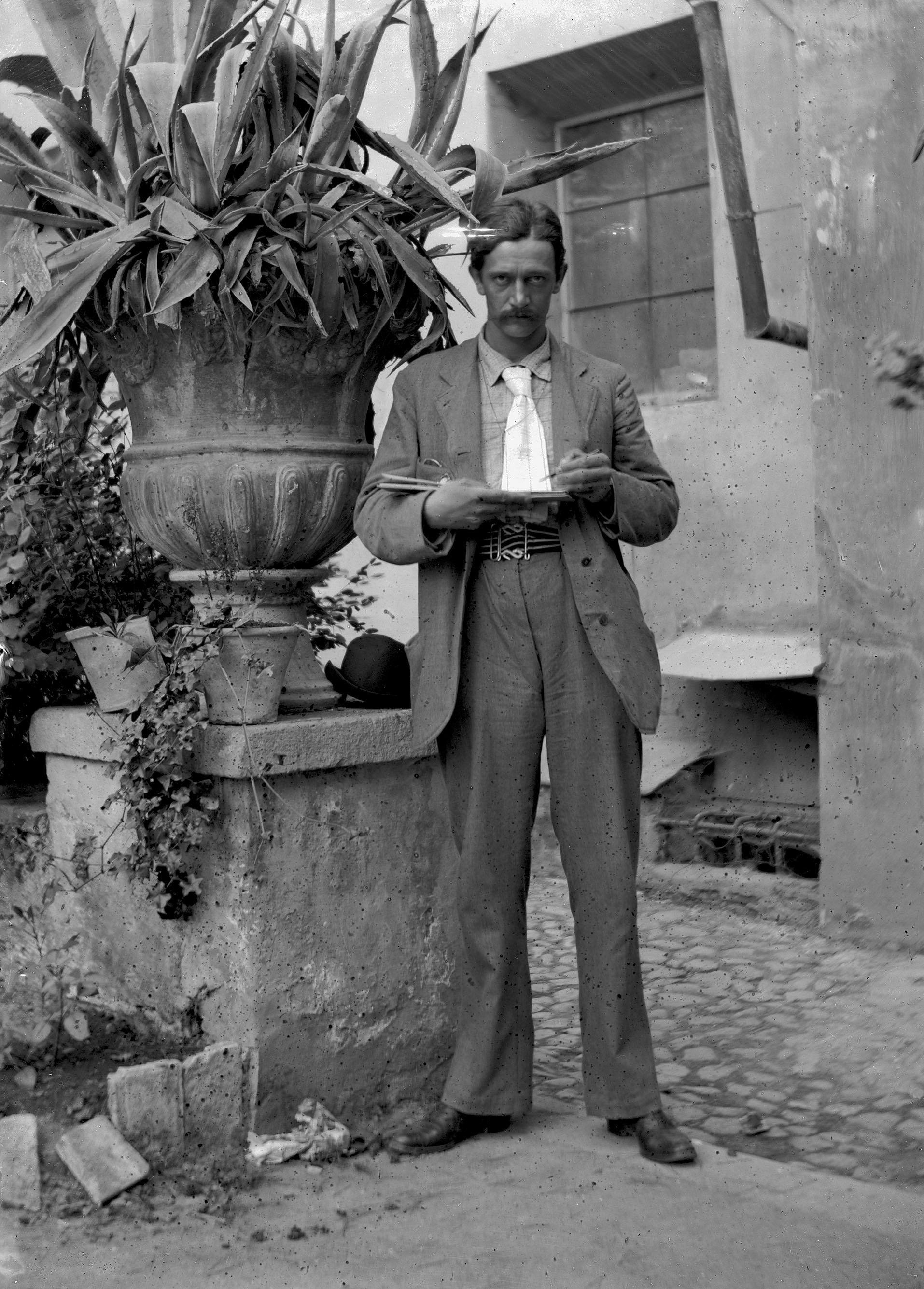 Historisches Foto eines Mannes im Anzug mit Schnurrbart