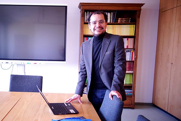 Carlos Nupia Mann steht in einem Büro