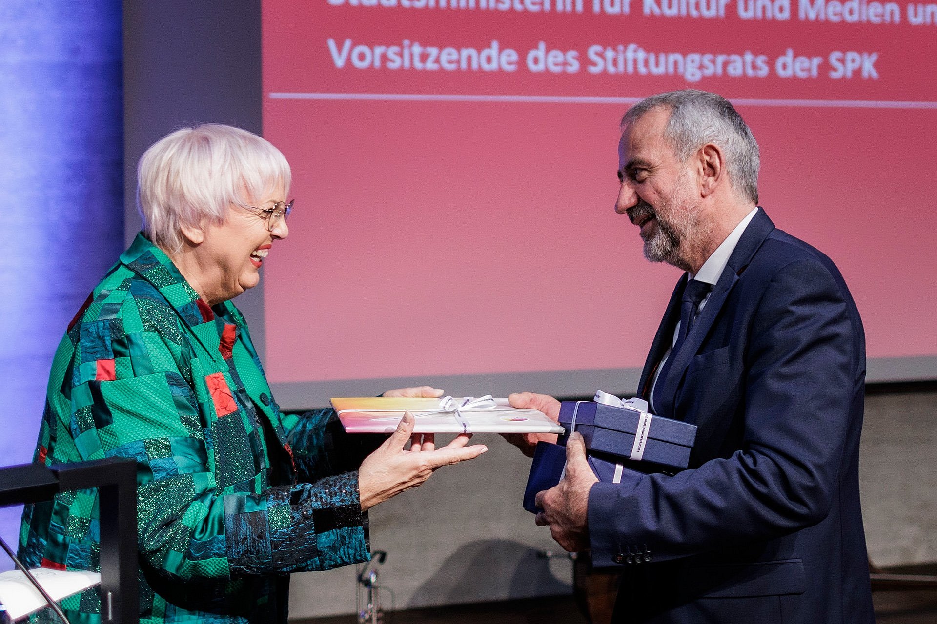 Frau gibt Mann Geschenk