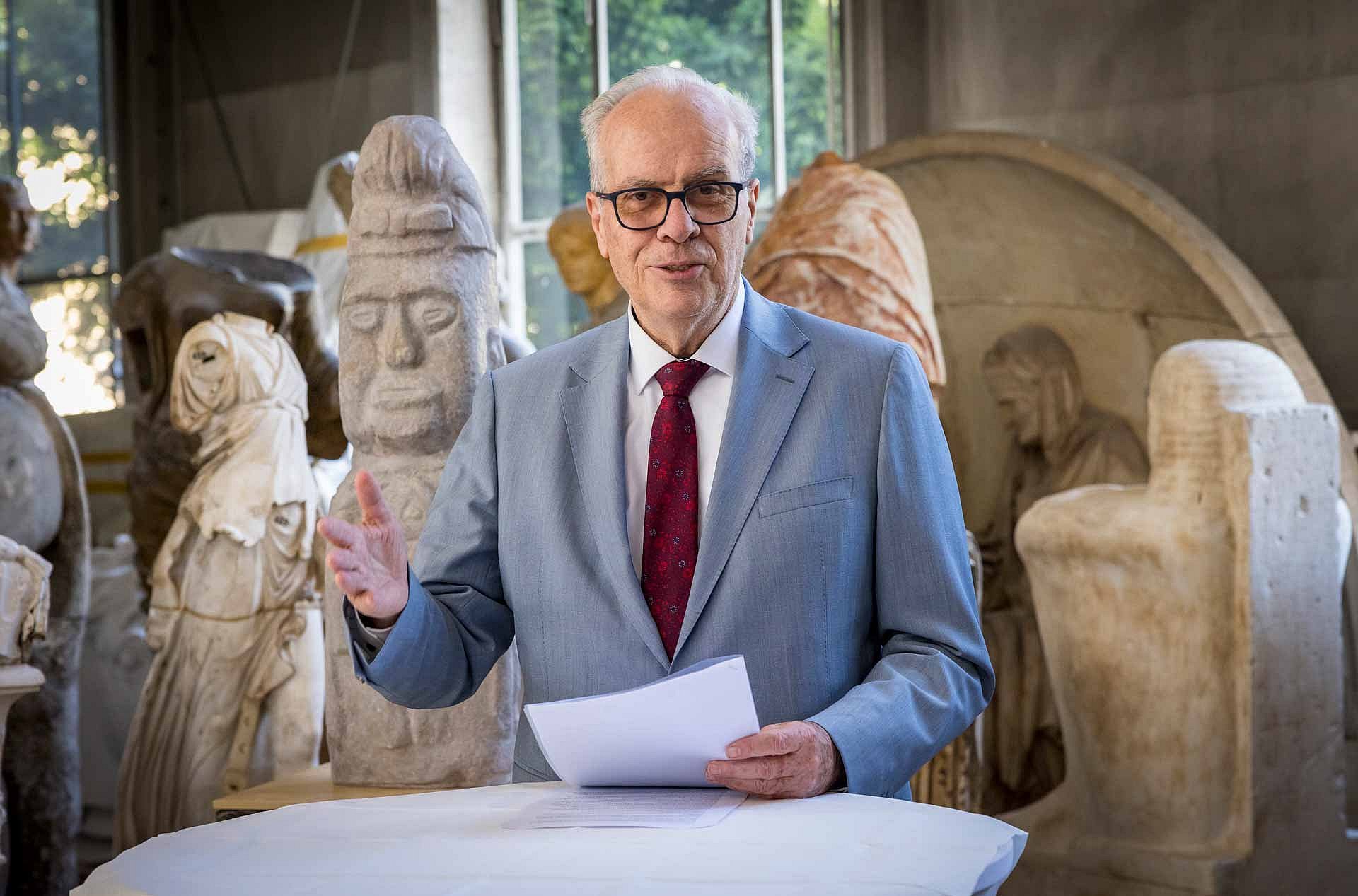 Mann spricht in einer Werkstattumgebung