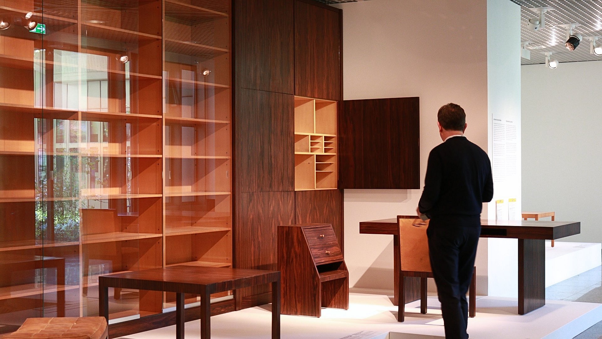 ein Mann vor Möbeln