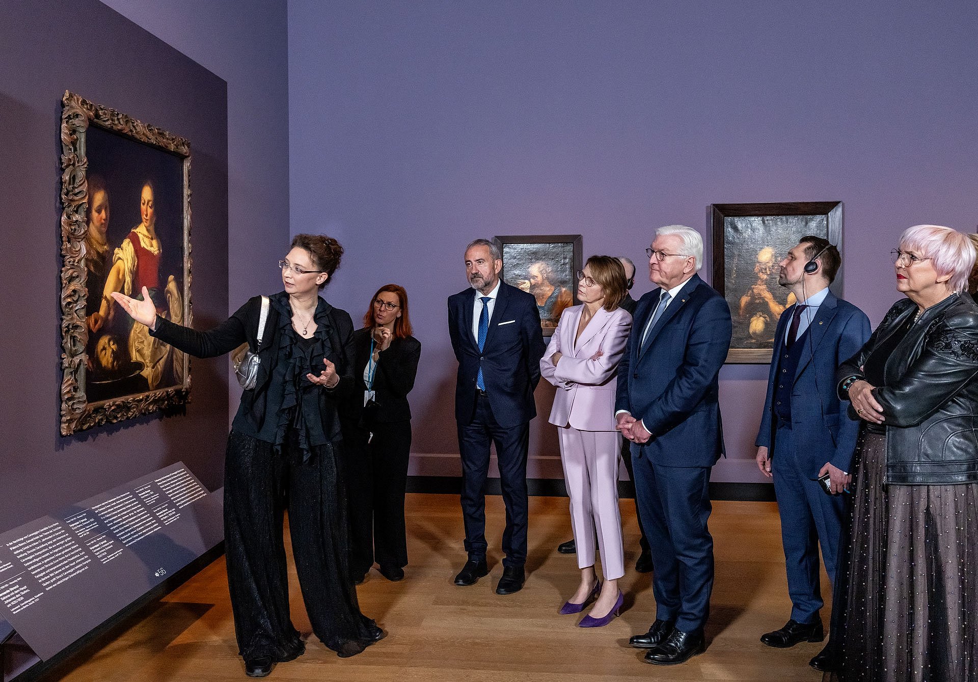 Personen bei Museumsführung