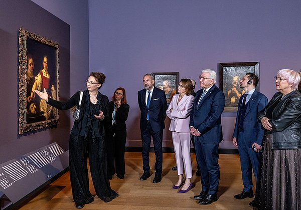 Personen bei Museumsführung