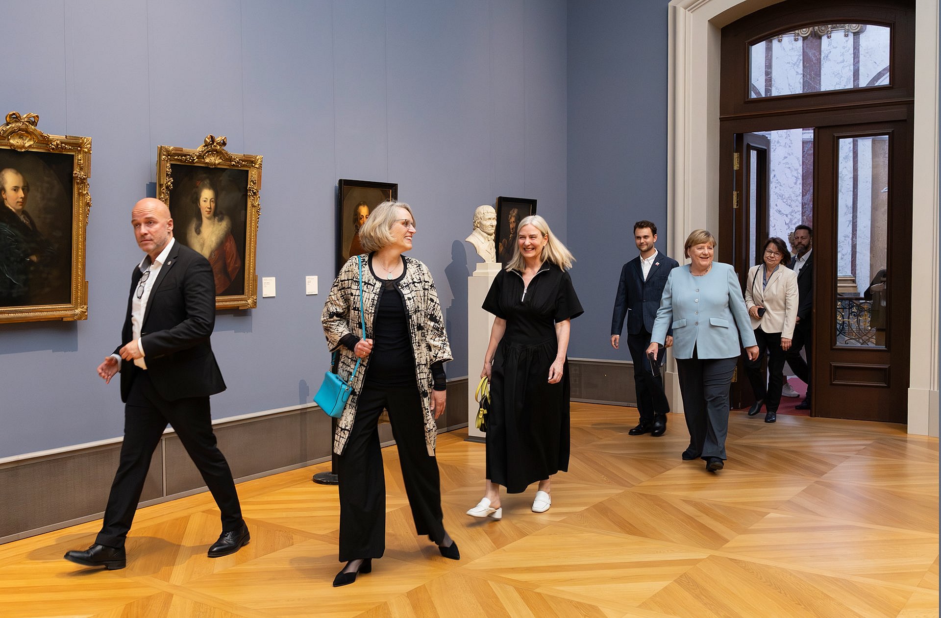 Menschen betreten einen Ausstellungssaal