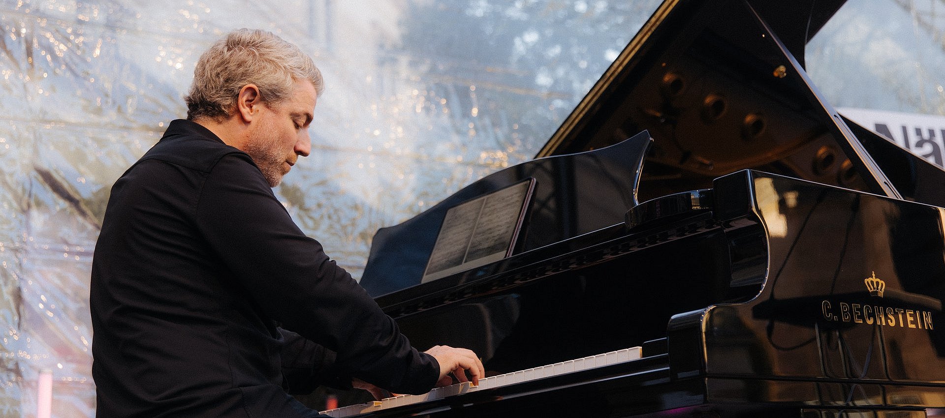 Chopin-Konzert auf der Museumsinsel Der Pianist Cédric Pescia spielt bei einem Open-Air-Konzert auf der Berliner Museumsinsel.