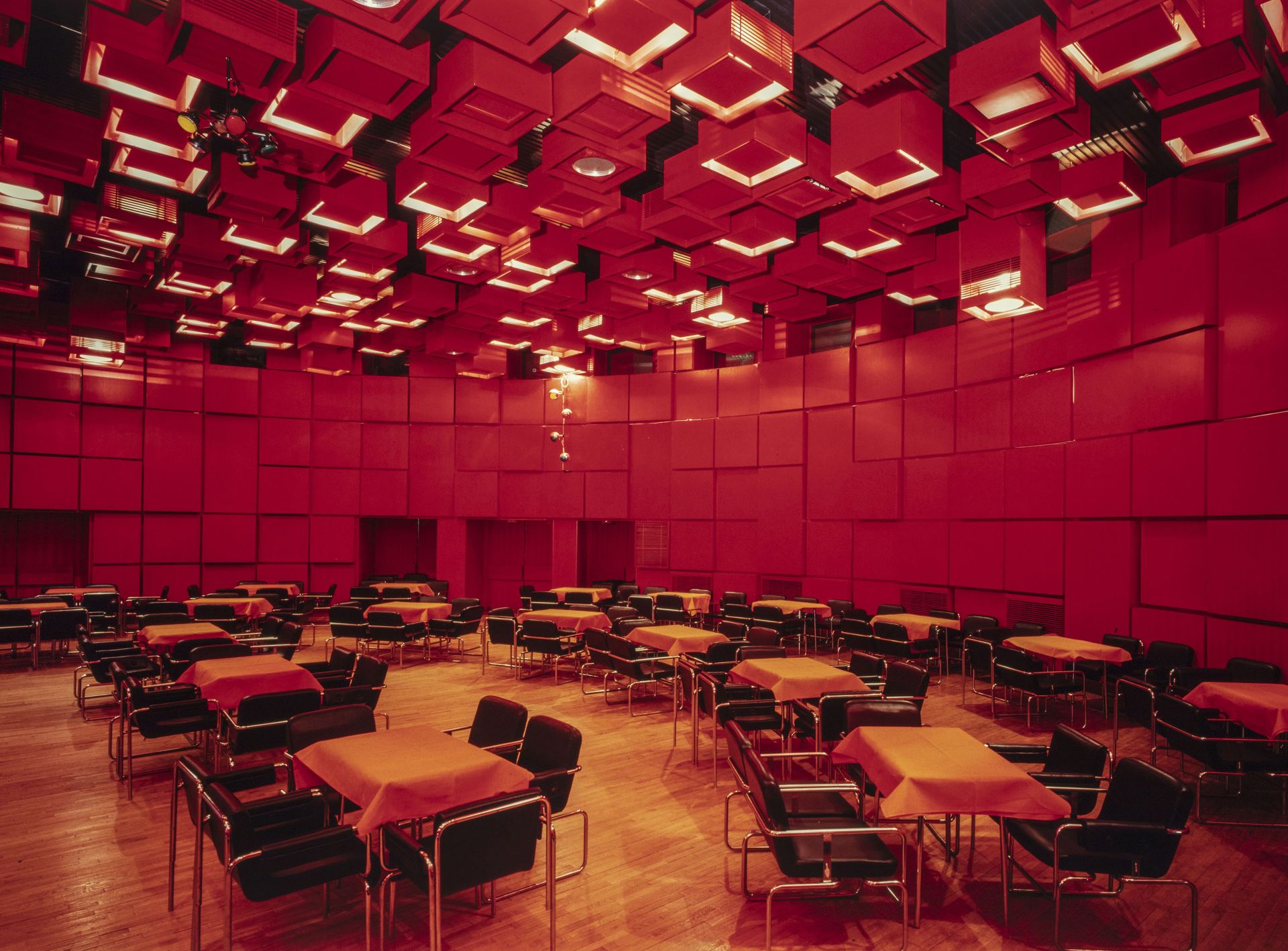 Innenansicht eines roten Sitzungssaal mit Kassettendecke