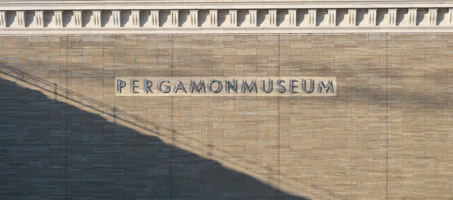 Schriftzug "Pergamonmuseum" an der Außenfassade im Sonnenschein