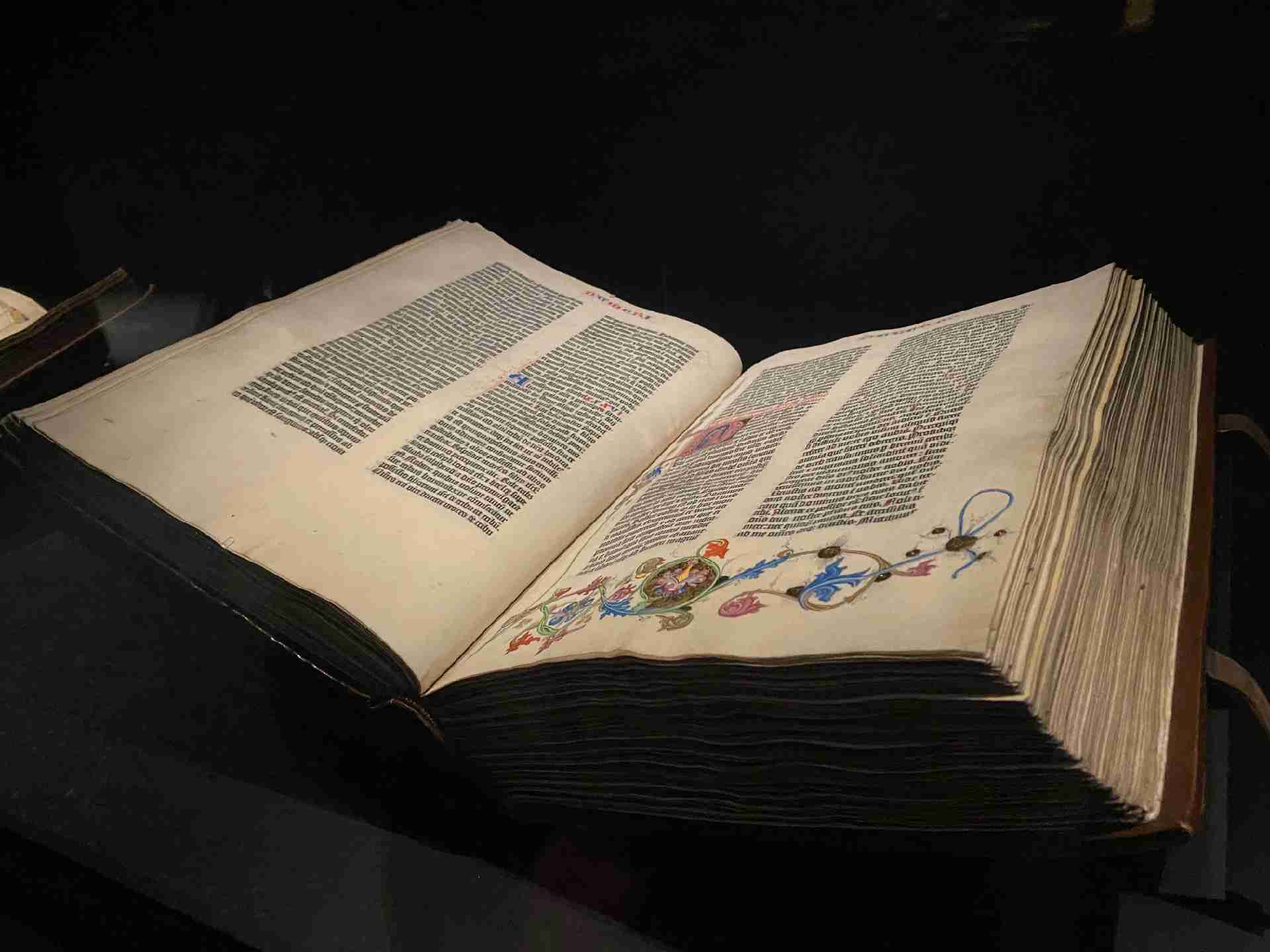 Aufgeschlagenes antikes Buch