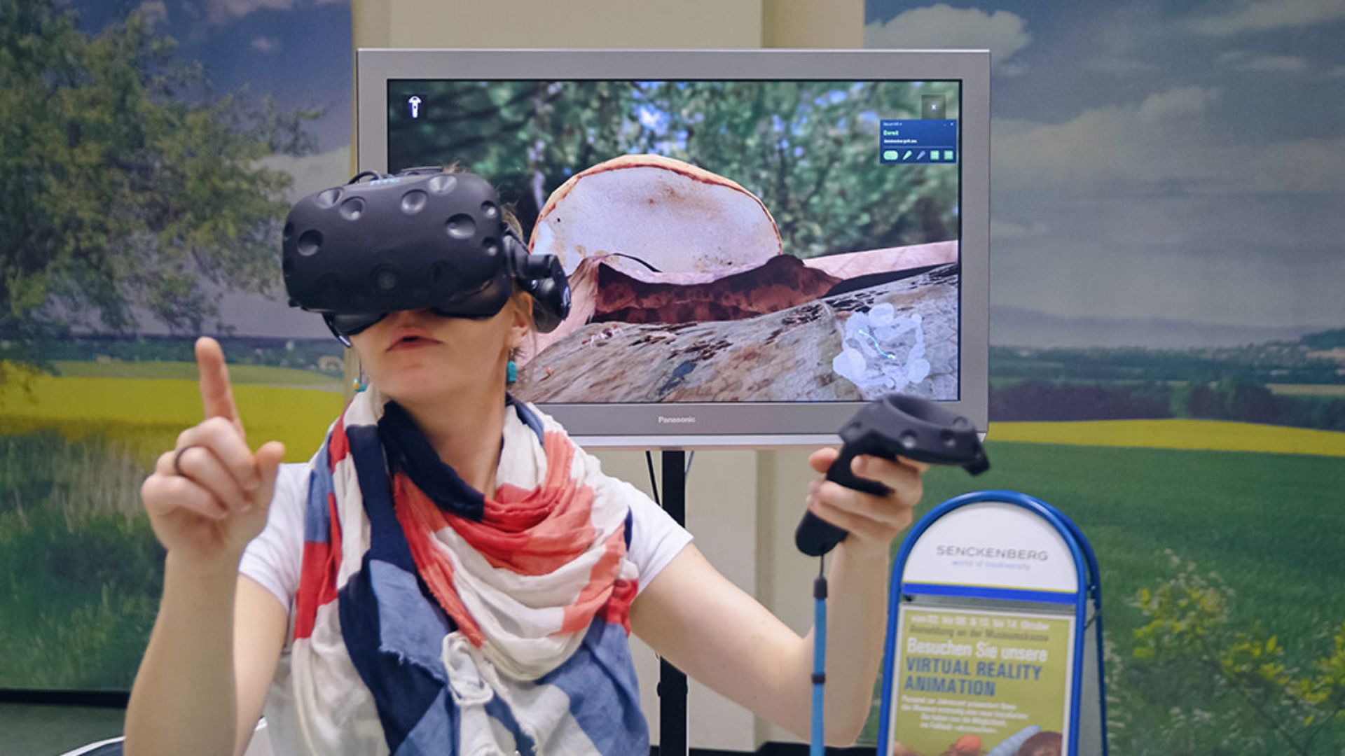 Junge Frau testet virtuellen Lebensraum