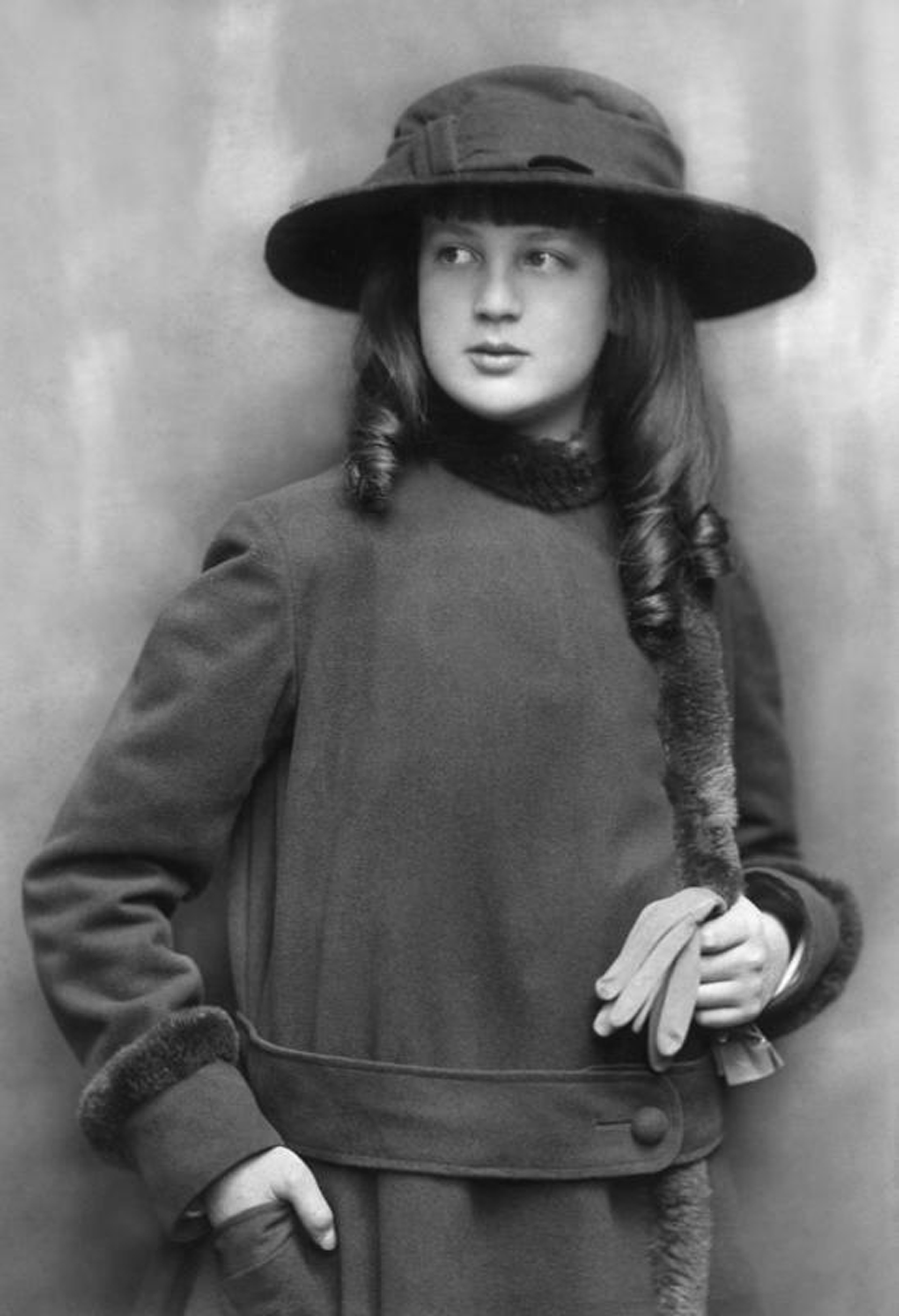 Schwarz-Weiß Porträt einer Frau mit Hut