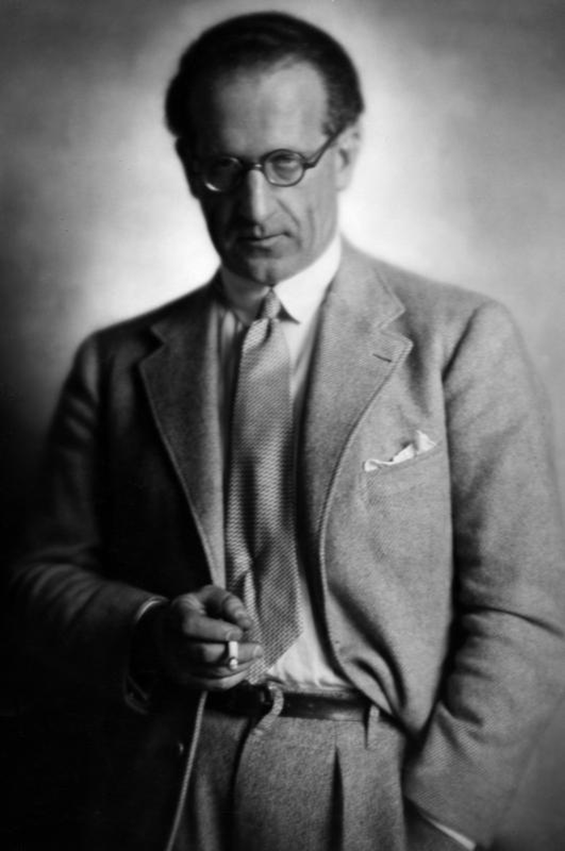 Schwarz-Weiß Porträt eines Mannes mit Anzug und Brille