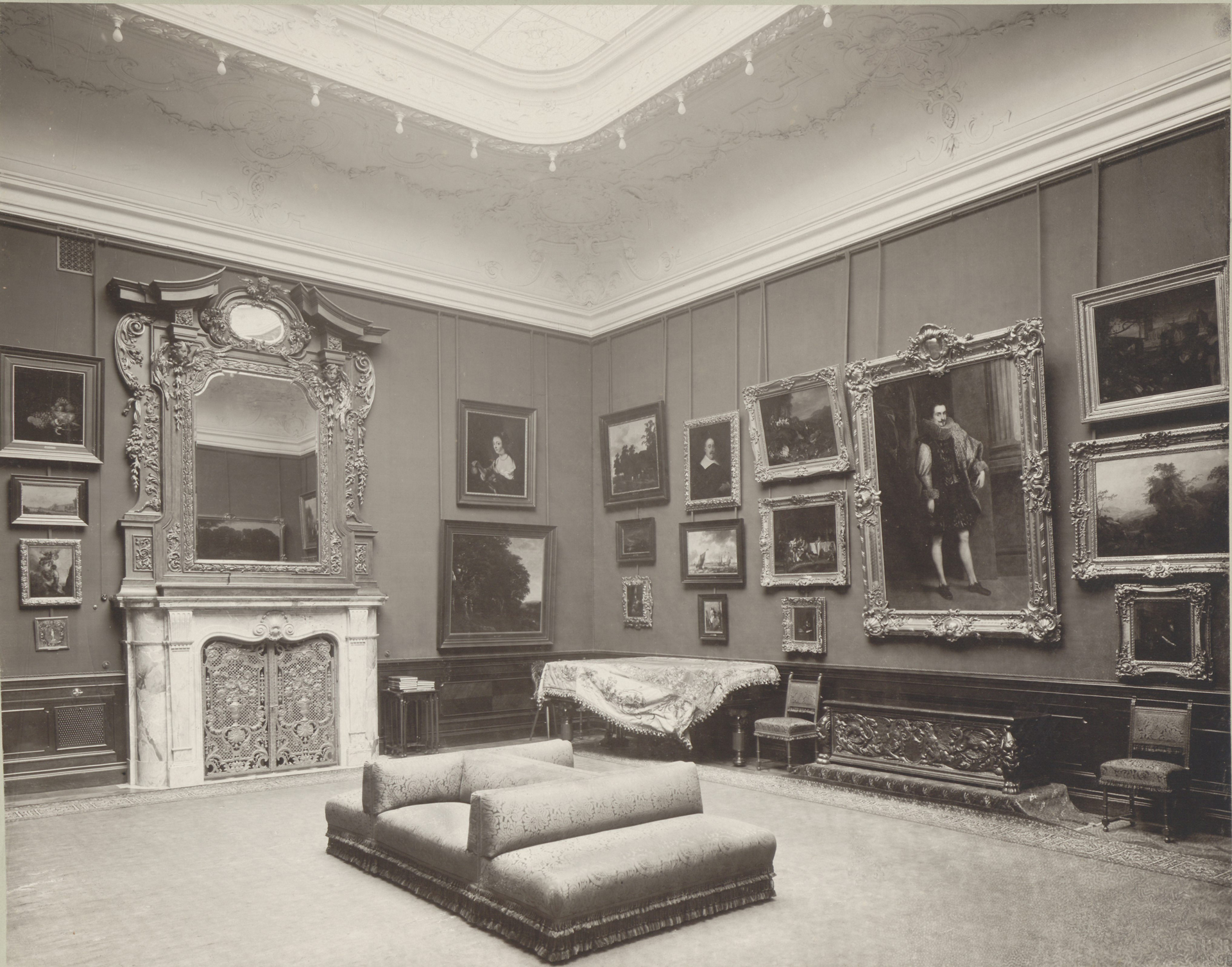 Schwarz-Weiß Aufnahme eines Raumes mit Gemälden