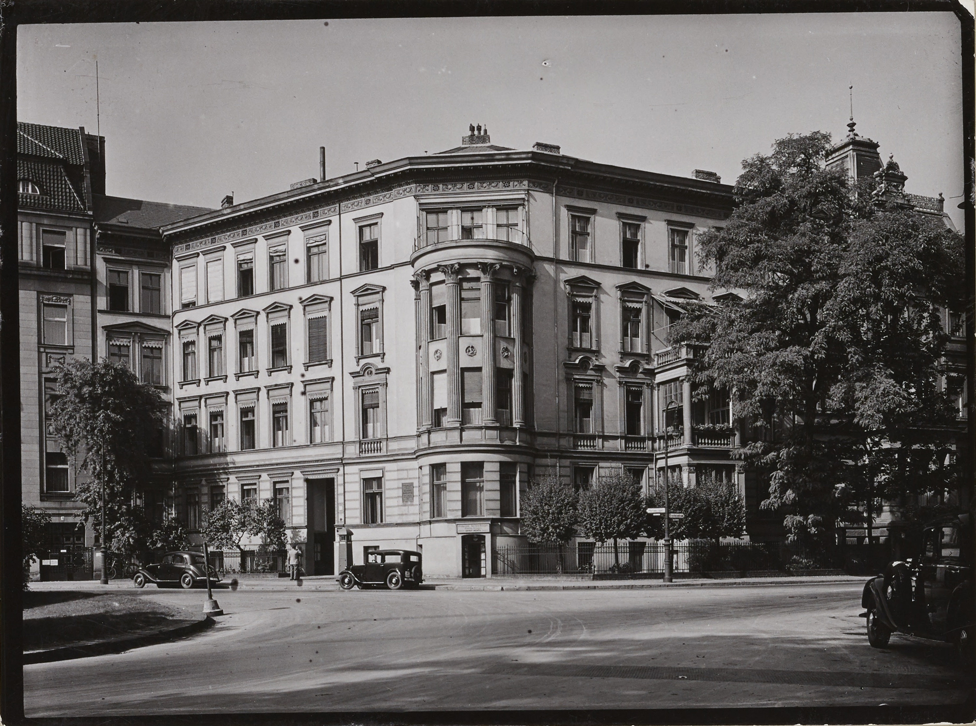 Black and white photo of a building