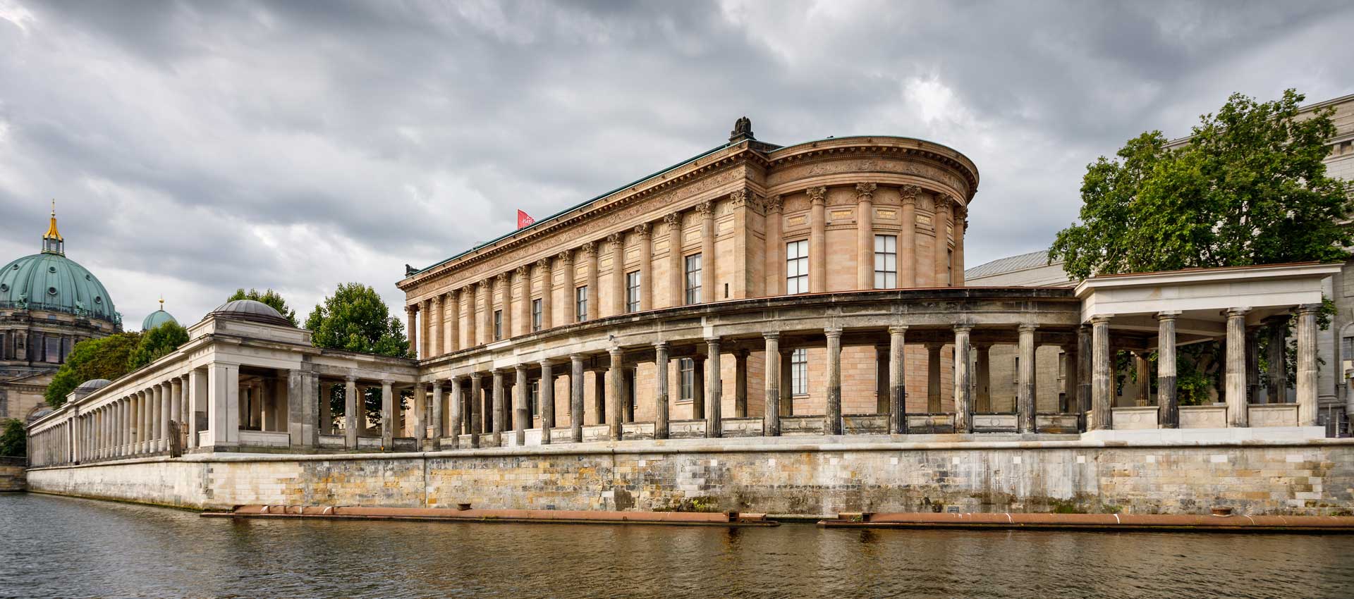 Kolonnaden auf der Museumsinsel, 2023, davor die Spree