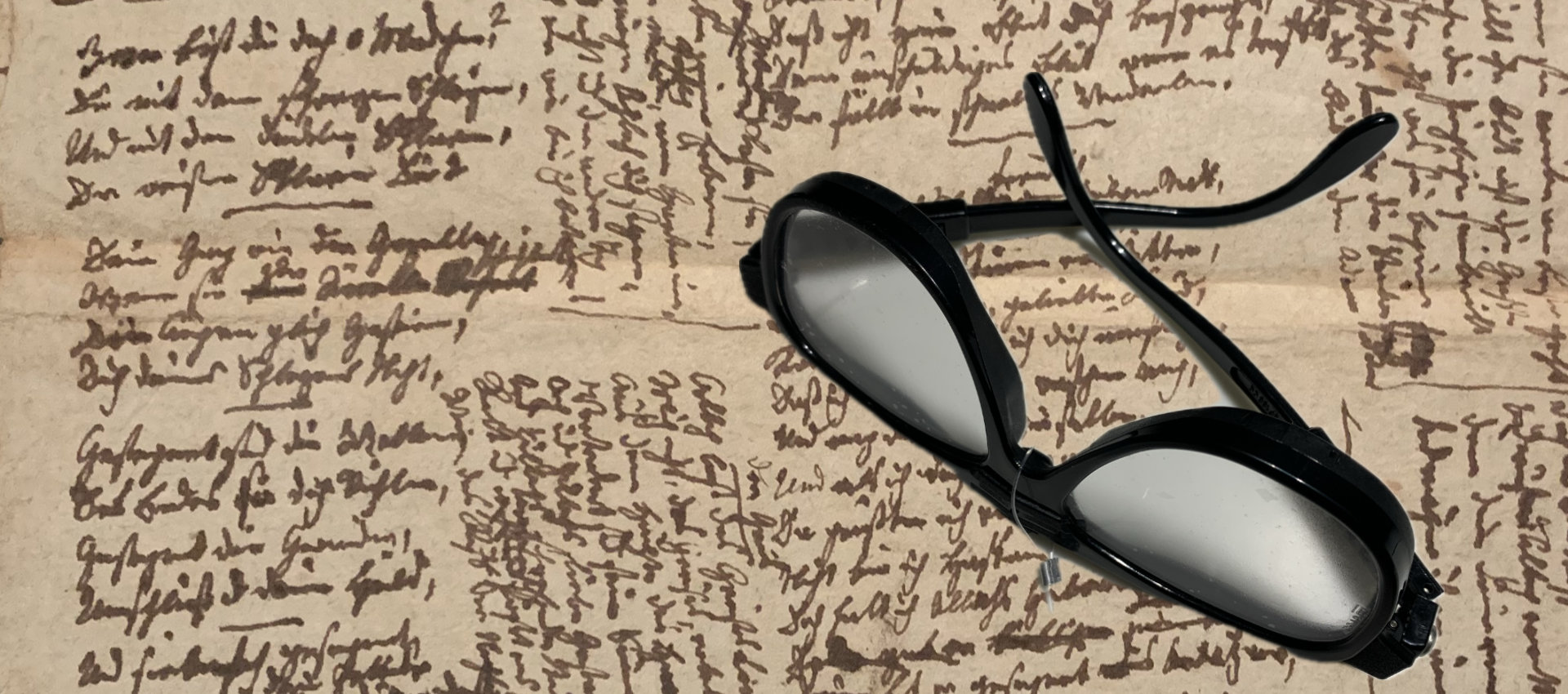 Brille auf einer Manuskriptseite