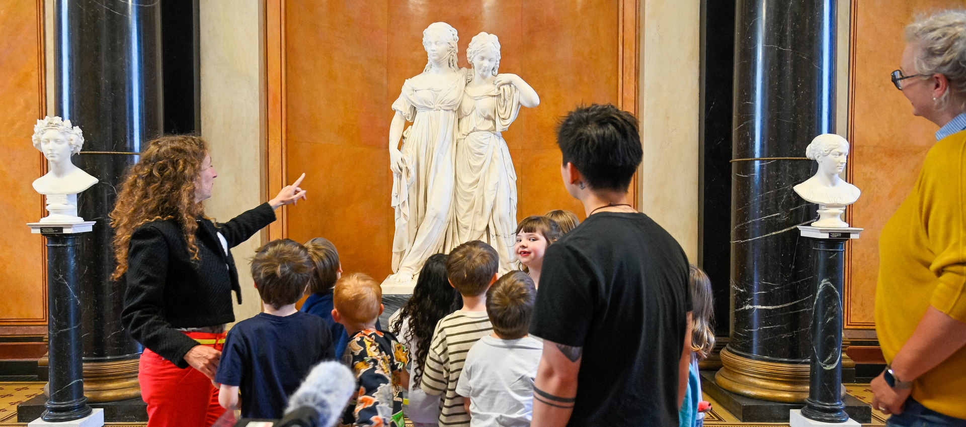 Kindergarten Kinder bei einem Museumsbesuch 