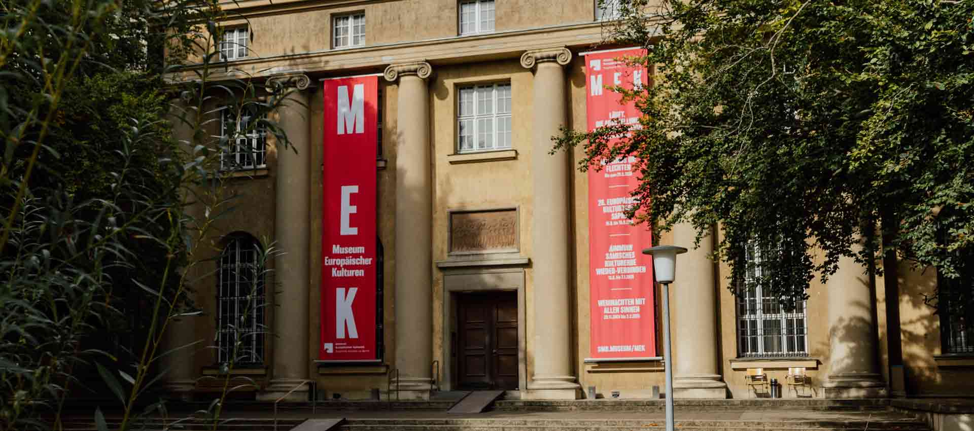 Museumsfassade mit zwei roten Bannern