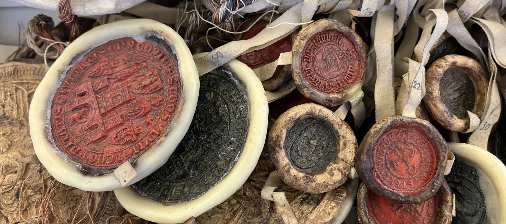 Siegel an einem alten Dokument