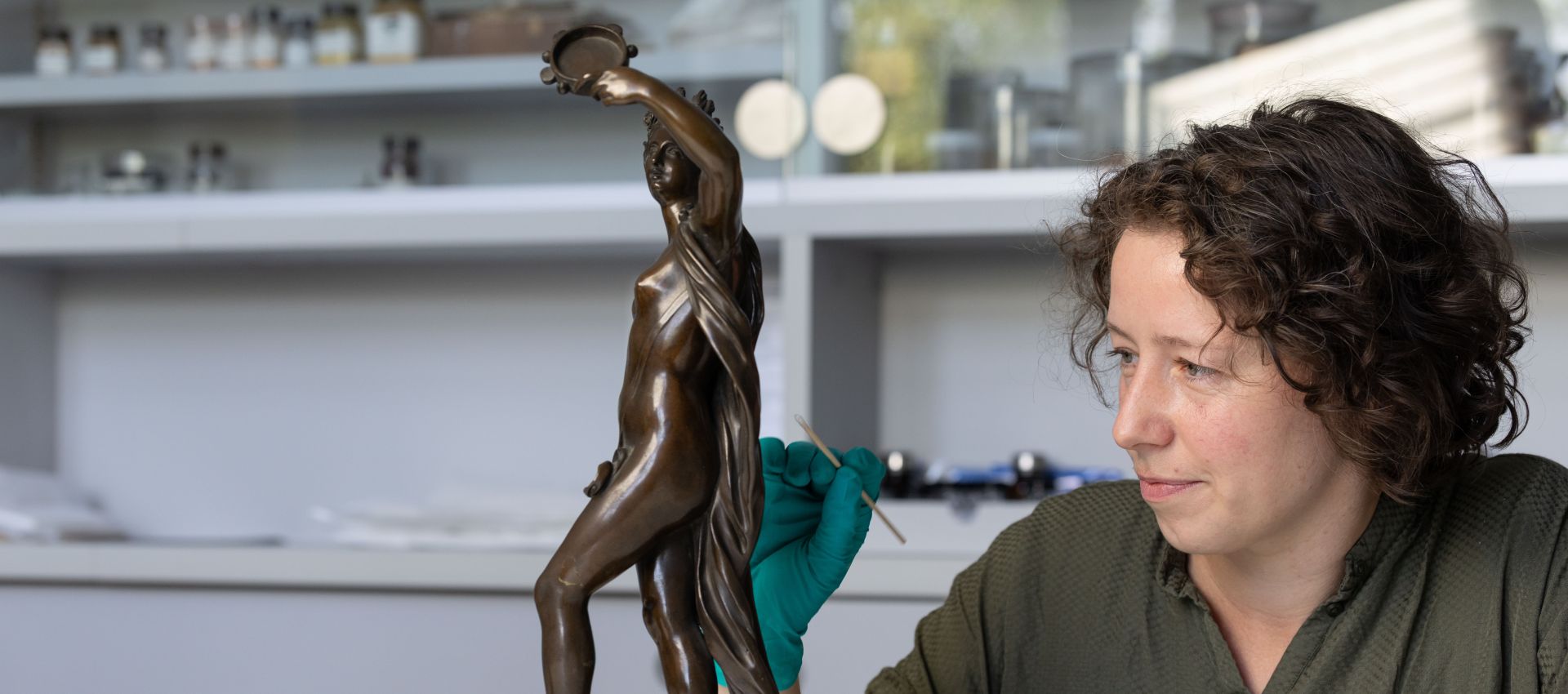 Restauratorin Dorothea Habel bei der Reinigung der Bronzefigur „Tanzende Bacchantin“ aus dem frühen 18. Jahrhundert Fotonachweis: Staatliche Museen zu Berlin, Skulpturensammlung und Museum für Byzantinische Kunst / Mika Wißkirchen